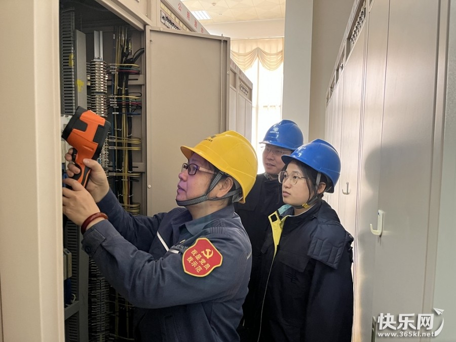 110千伏源泉站值守人员在核对冬奥会保供电线路压板状态（杨秋培摄）.jpg