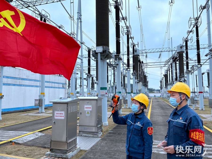 500千伏逢宜站员工对500千伏逢来线间隔进行特殊巡视（杨嘉敏摄）.jpg