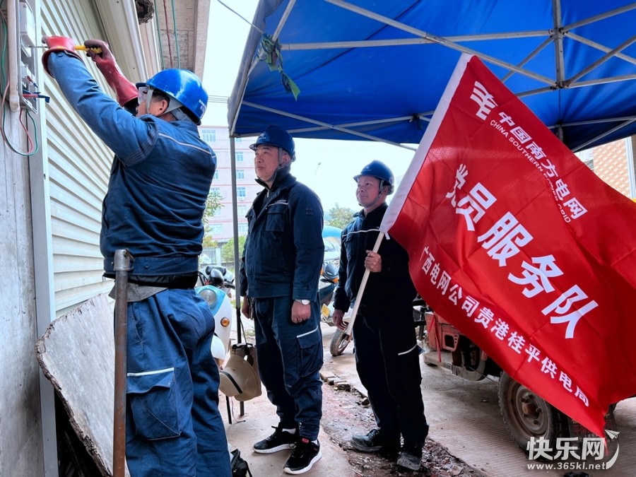 党员服务队队员帮助用户及时处理故障（欧坚伟摄）.jpg