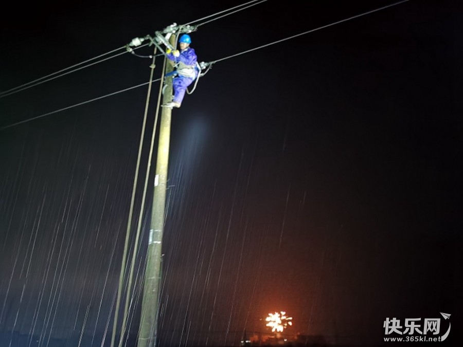 大圩镇乐堂片区雨夜抢修现场（庞少辉摄）.jpg
