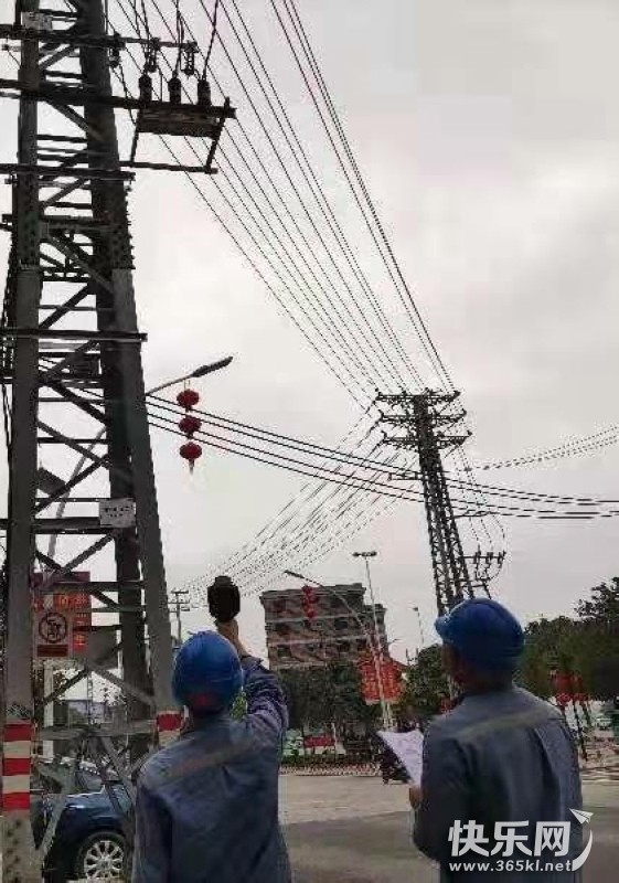 保电人员对线路测温检查（陈俊宇摄）.jpg