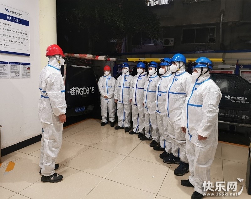 保电人员“全副武装”奔赴保电现场（黄思红摄）.jpg