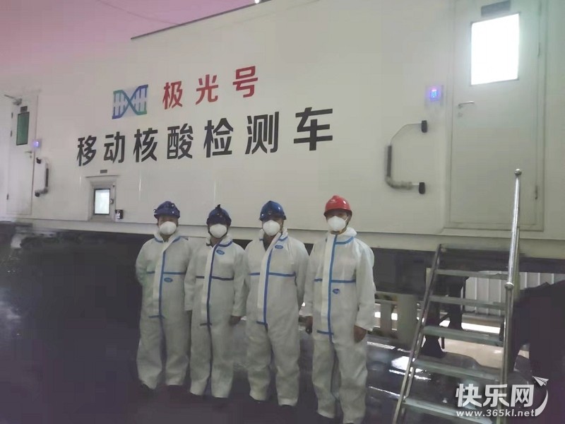 保电人员在核酸检测点值守（黄思红摄）.jpg