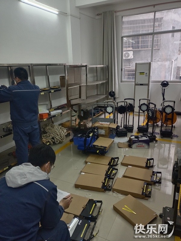 调集应急照明灯具（陈俊宇摄）.jpg
