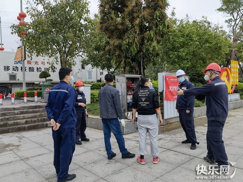 党员服务队在平南县江北公园检测点保电（李承明摄）.jpg