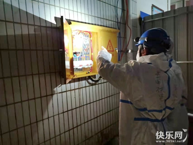 在夜间巡视配电设备（黄思红摄）.jpg