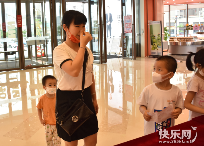 捏鼻子转圈.jpg