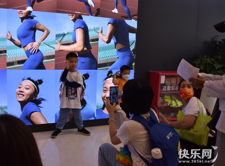 拍照发朋友圈.jpg