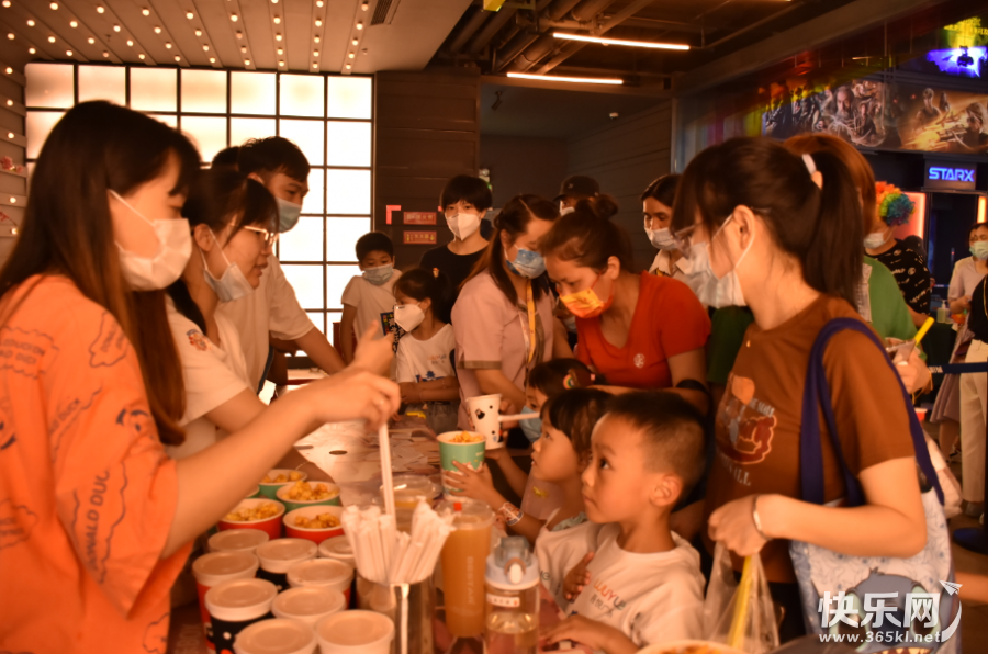 领取爆米花和饮料.jpg