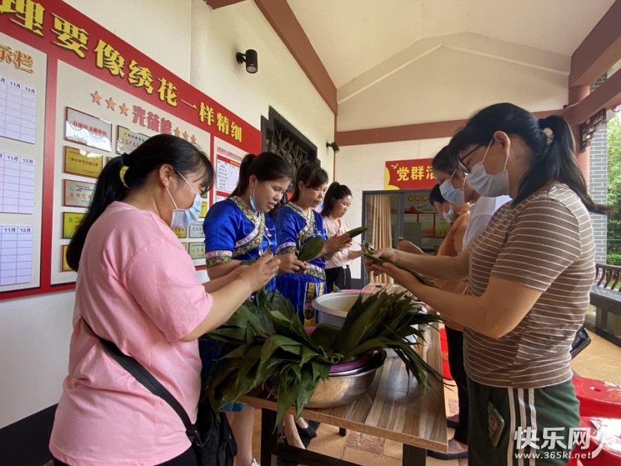 市城市管理局公园事务中心组织各民族干部职工包“廉”粽..jpg