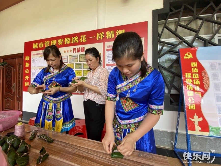市城市管理局公园事务中心组织各民族干部职工包“廉”粽.。.jpg