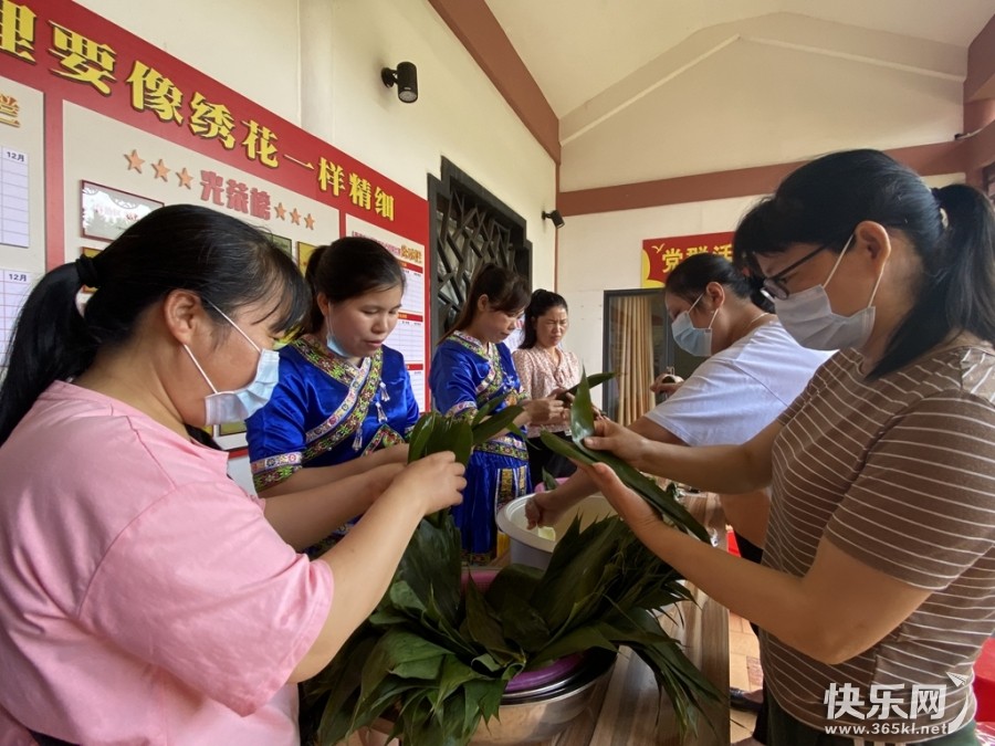 市城市管理局公园事务中心组织各民族干部职工包“廉”粽.jpg
