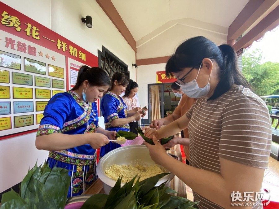 市城市管理局公园事务中心组织各民族干部职工包“廉”粽。.jpg