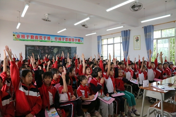 学生踊跃举手回到问题.jpg