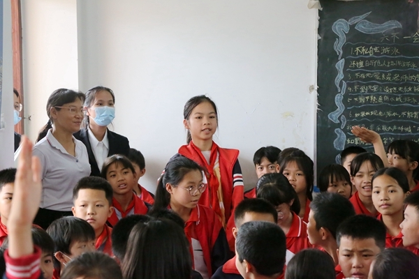 学生回答问题.jpg